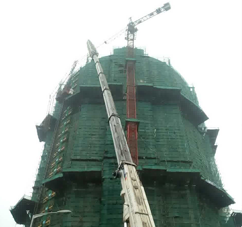 七台河市吊车在工地上作业